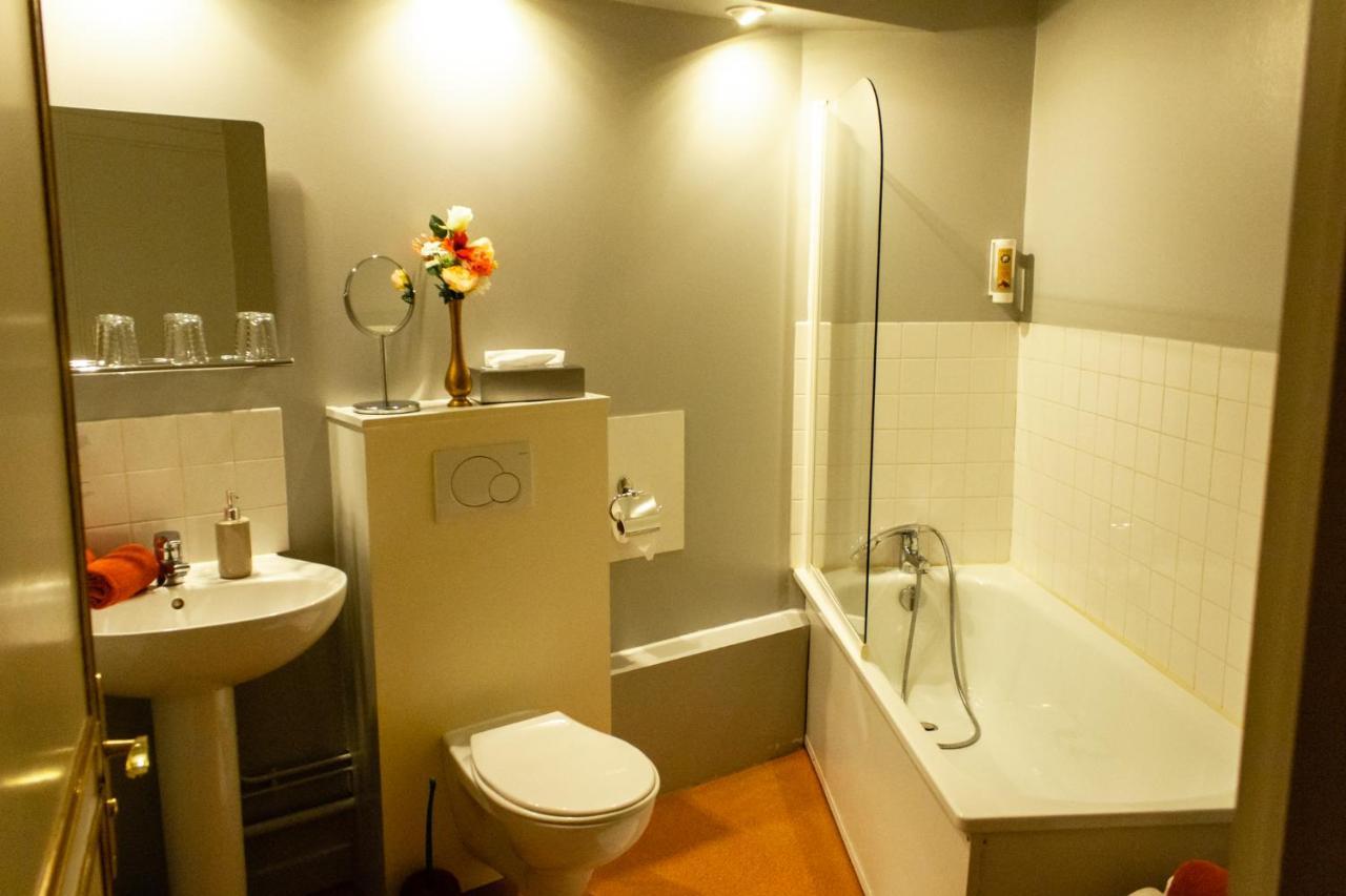 Hotel Le Baron Cremieu ภายนอก รูปภาพ