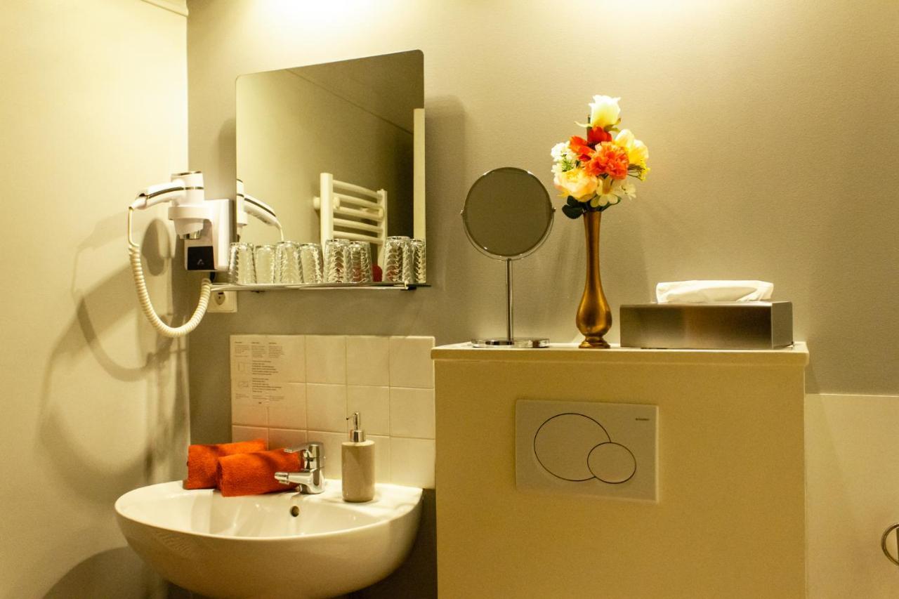 Hotel Le Baron Cremieu ภายนอก รูปภาพ