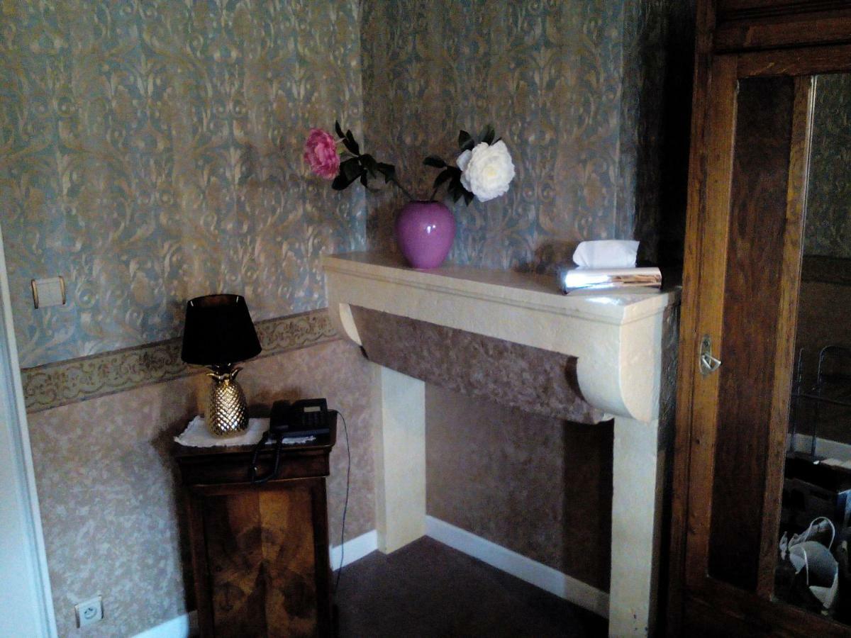 Hotel Le Baron Cremieu ภายนอก รูปภาพ