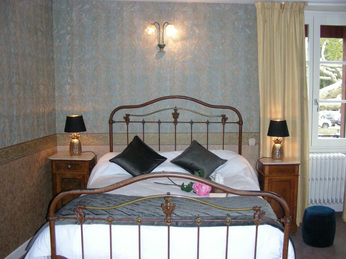 Hotel Le Baron Cremieu ภายนอก รูปภาพ
