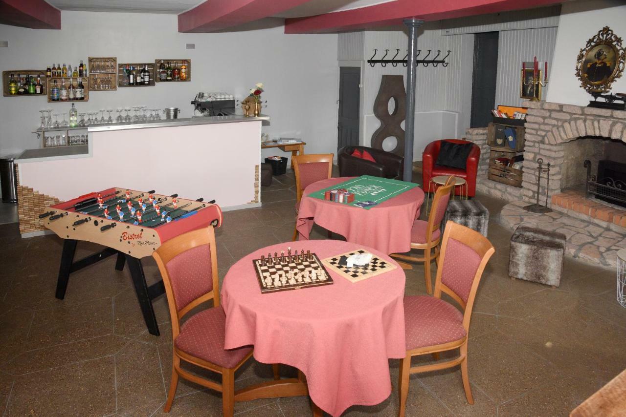 Hotel Le Baron Cremieu ภายนอก รูปภาพ